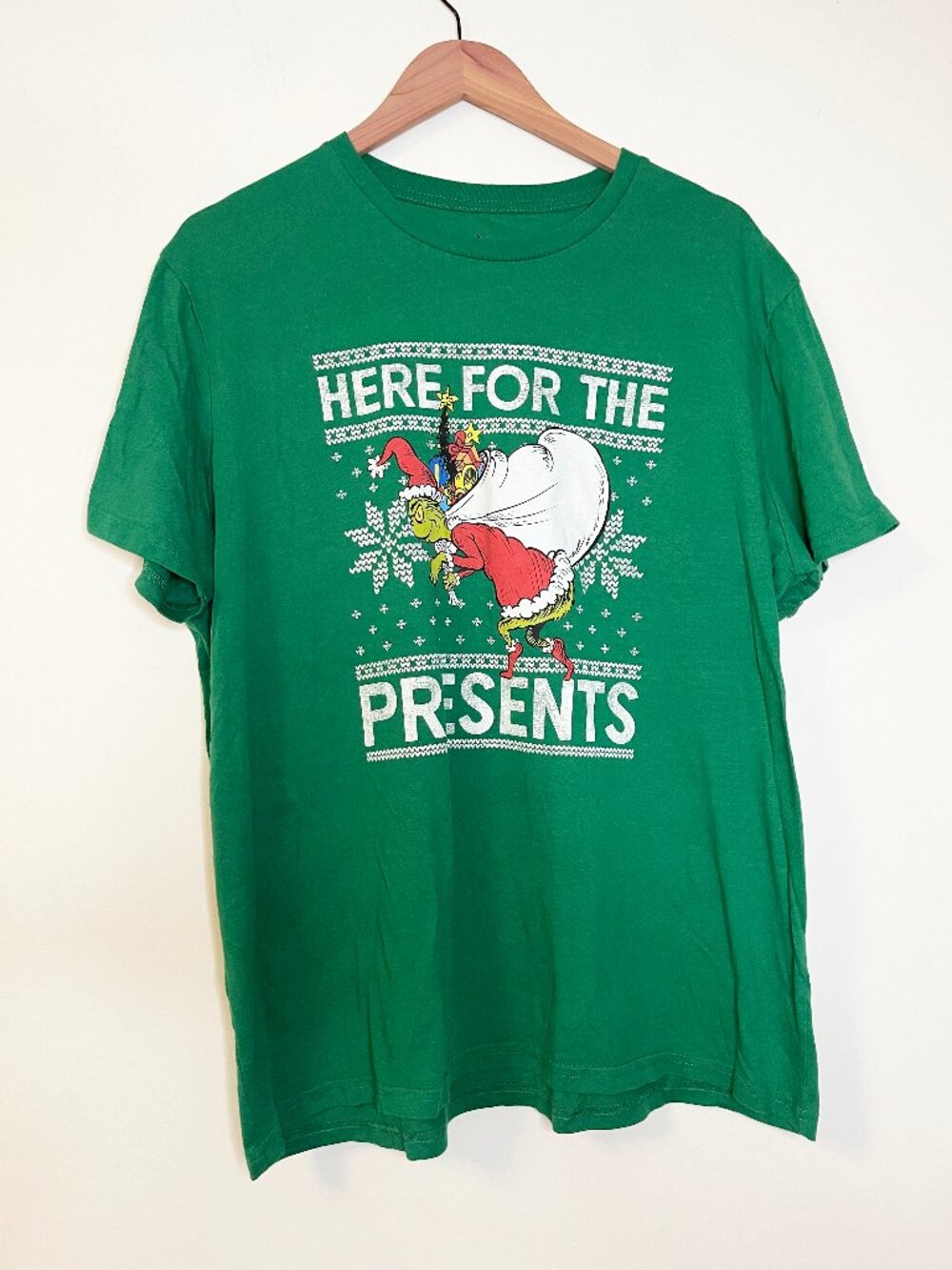 Dr. Seuss The Grinch Here for the Presents Christmas T-Shirt Green XL Holiday